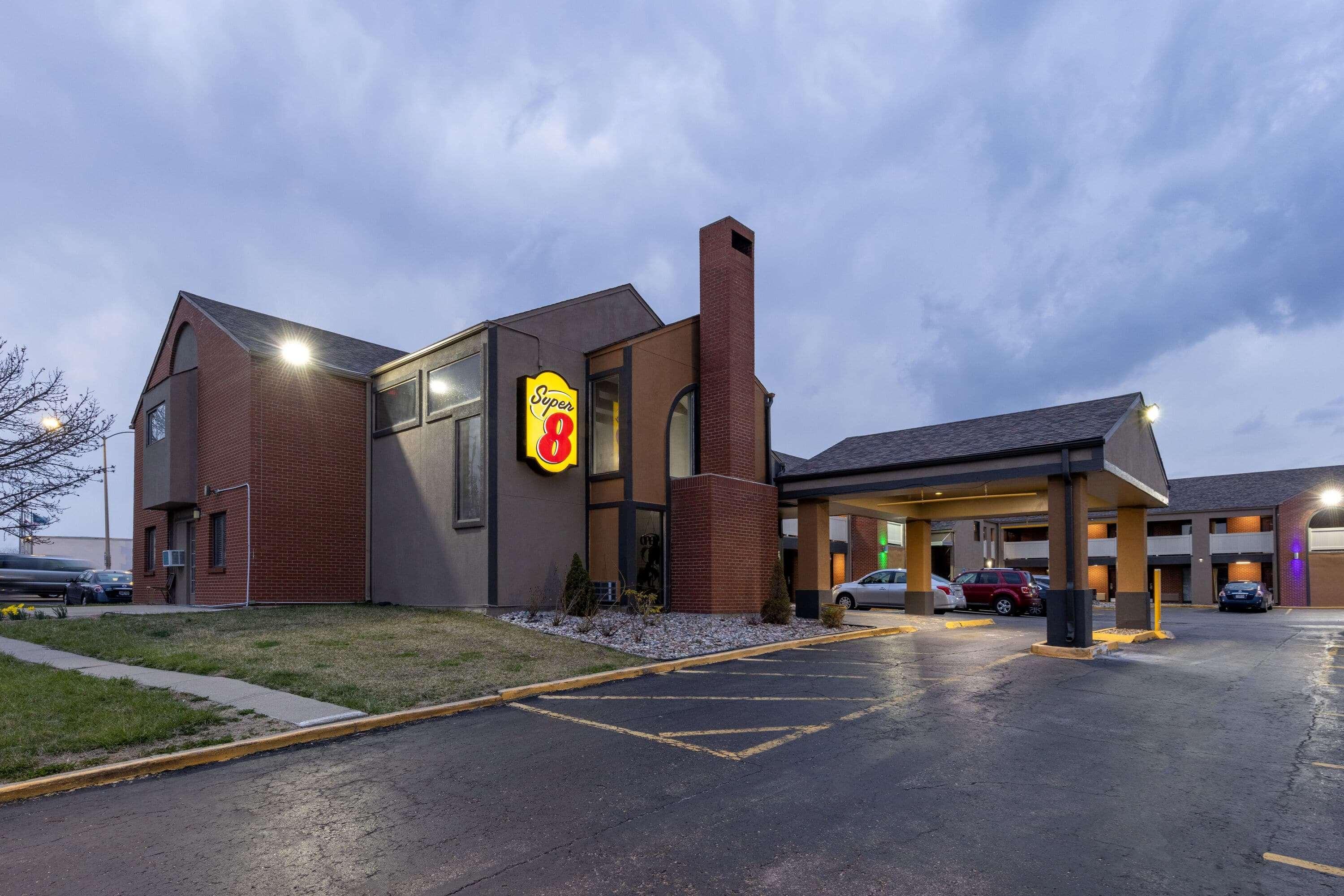 Super 8 By Wyndham Kansas City Airport North Exteriér fotografie